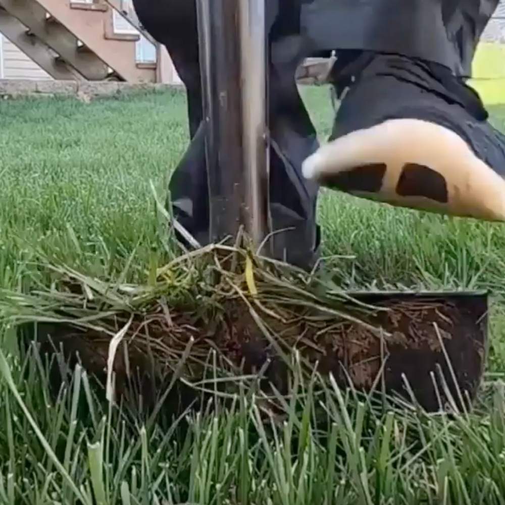 Manual lawn edging tool